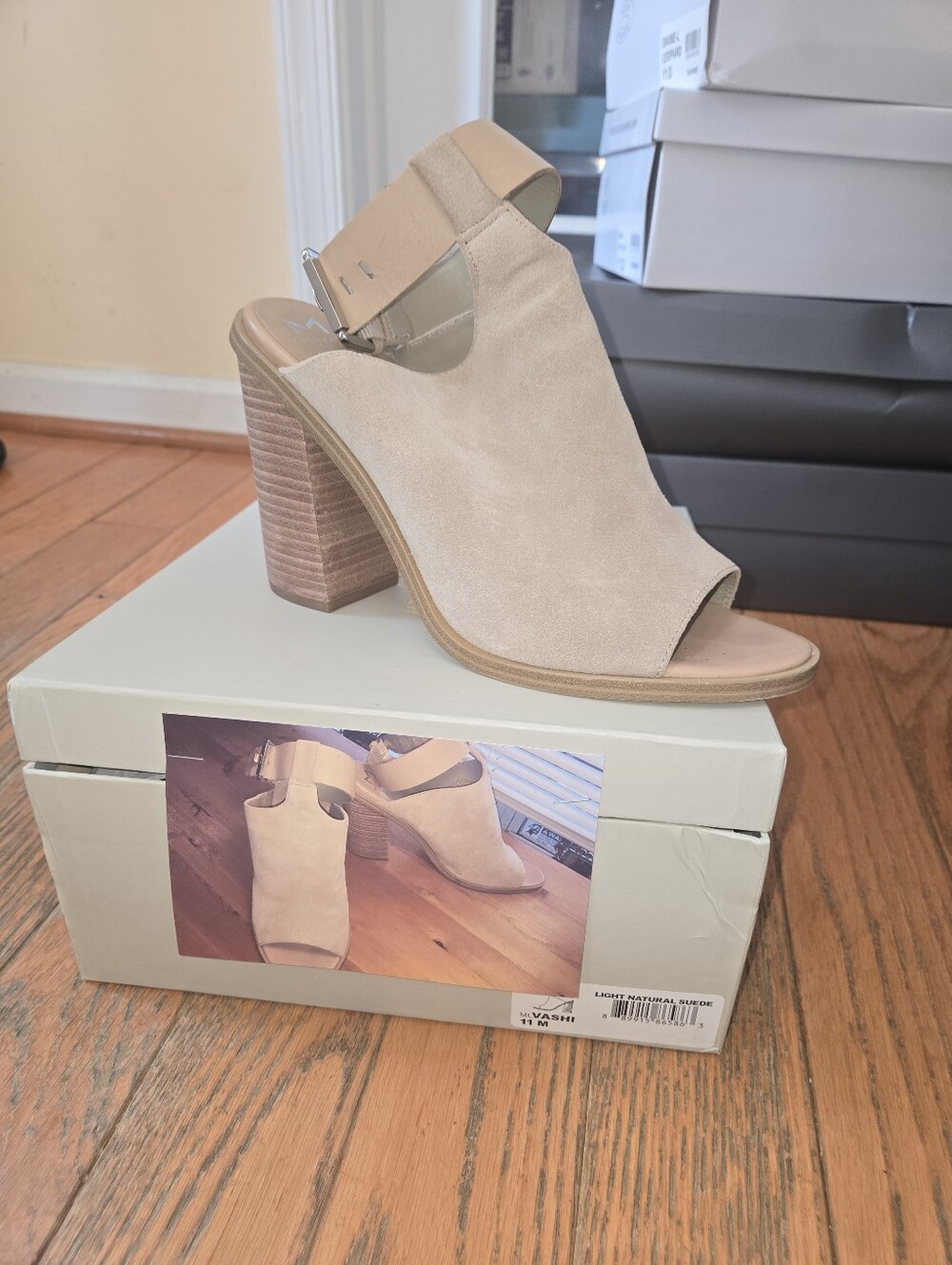 Women’s Suede Open-Toe Block Heel Sandal in Beige